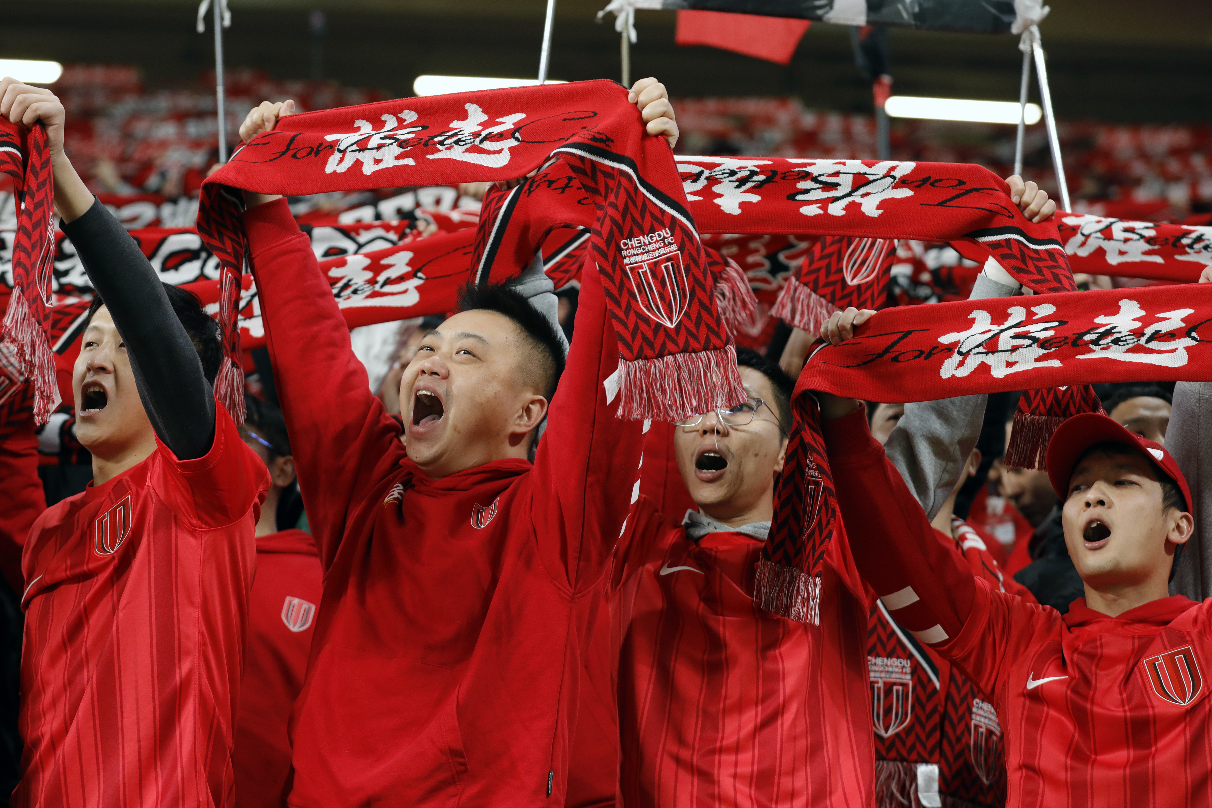 中国足球比赛场面纷争不断，球员表现抢眼