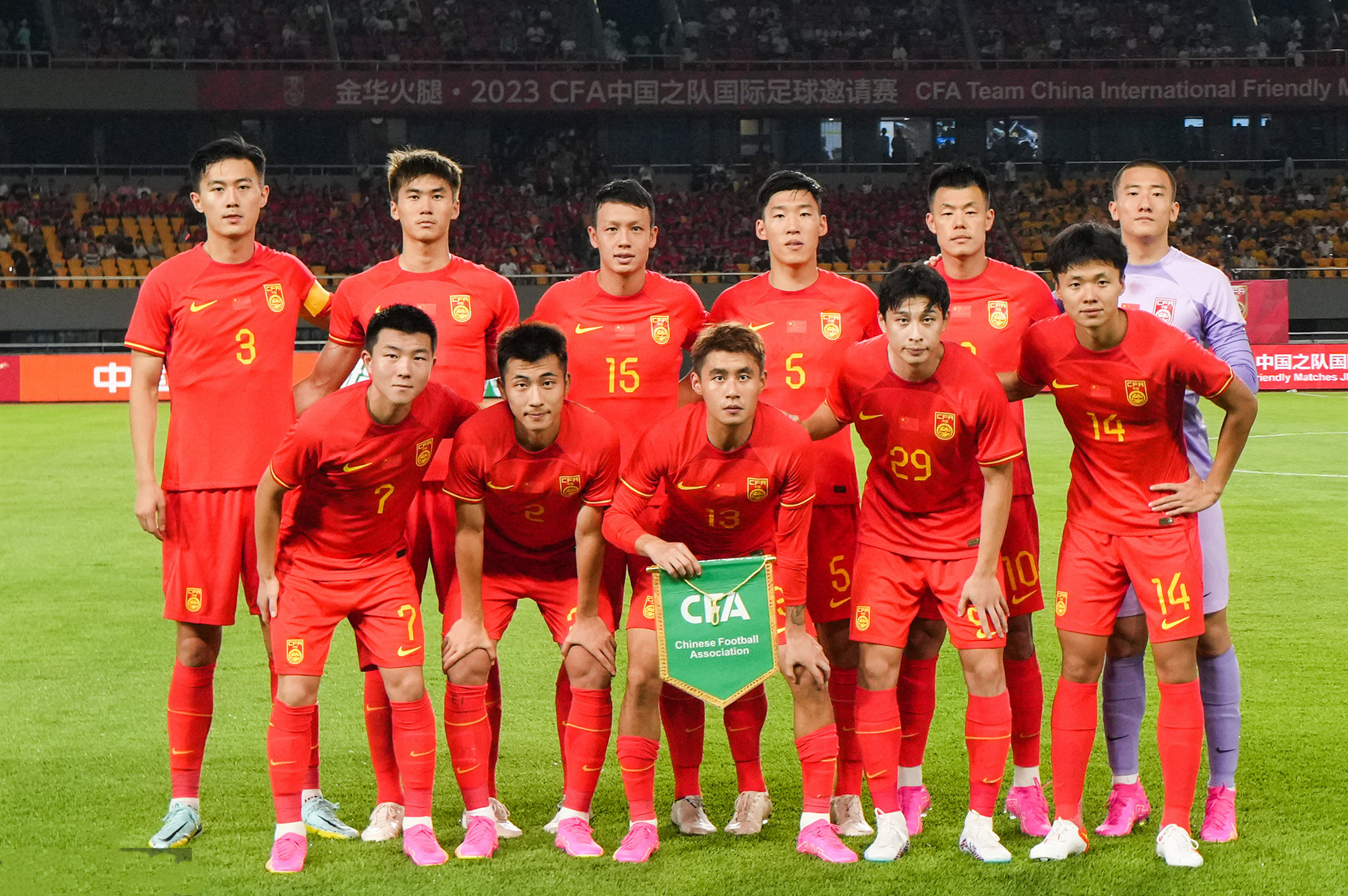 中国足球比赛场面纷争不断，球员表现抢眼